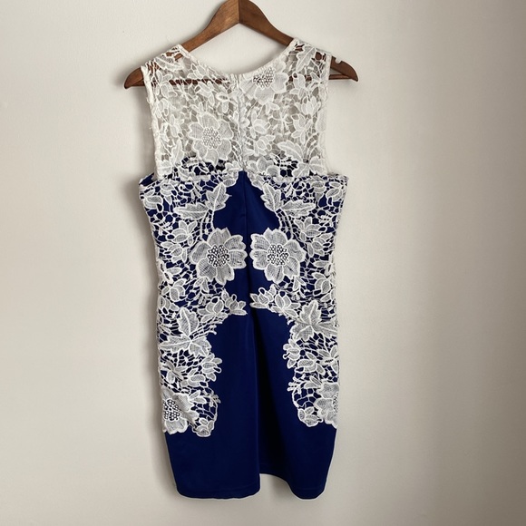 Venus sleeveless Blue and white lace midi dress stretchy. - Picture 2 of 14